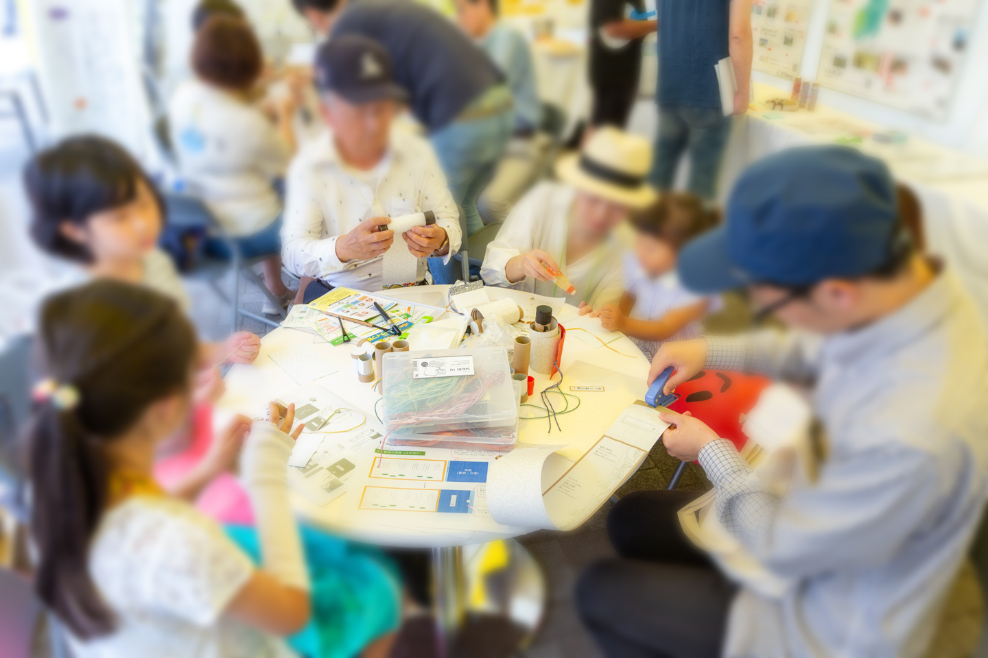 絵巻物をつくっている写真