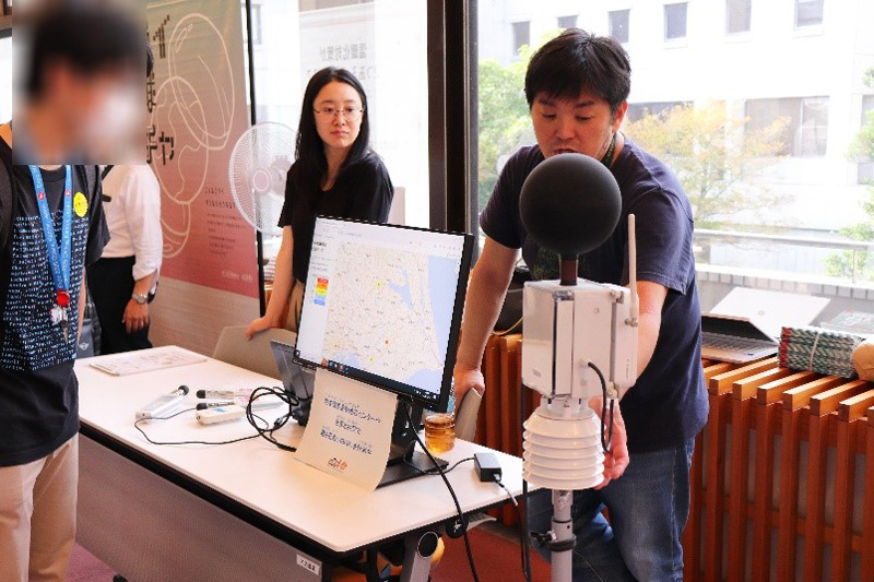 説明する岡和孝室長