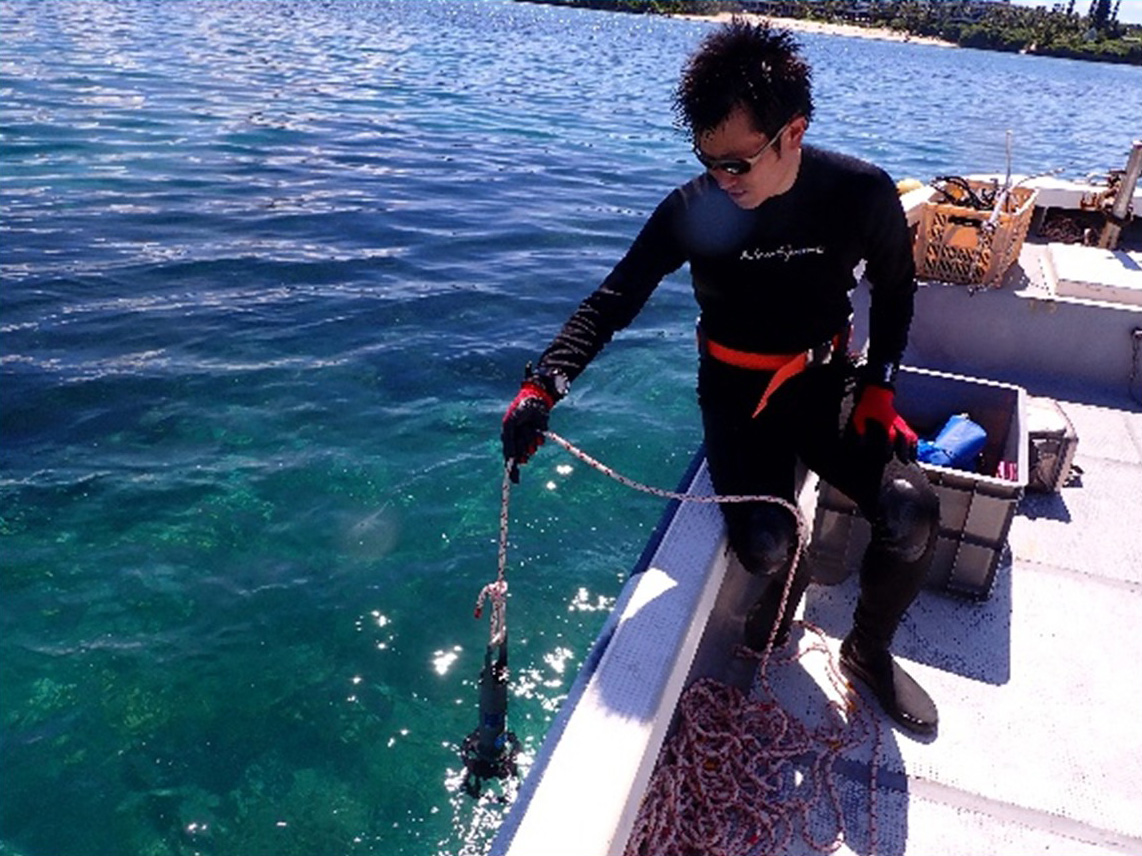 水質測定・海水サンプルの採取