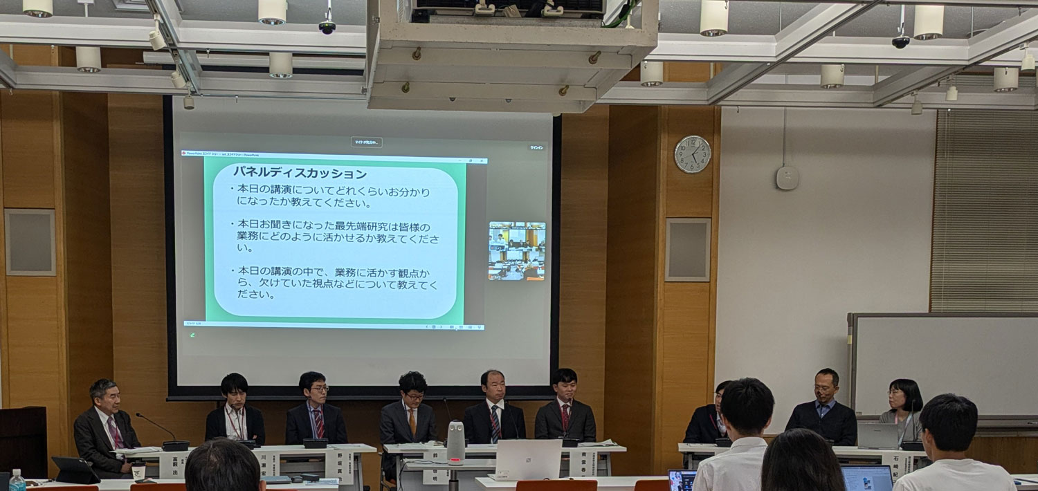 パネル討論の写真