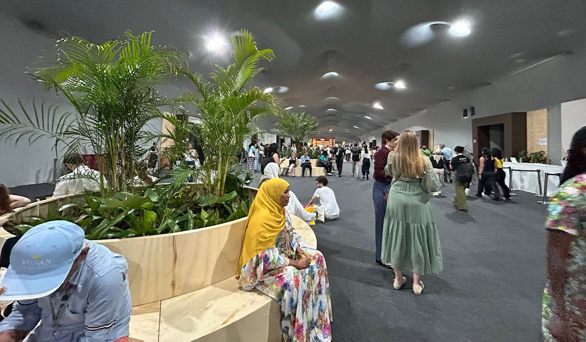 会場全体の中央を走るメイン廊下。ベンチスペースにもアマゾン地域をイメージさせる植生が施され、緊張の続く交渉の合間などに少し落ち着けるようになっています。