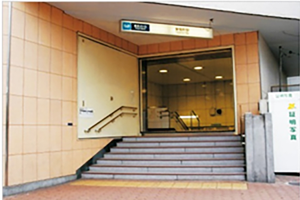 防水扉を設置、歩道より高くした出入口