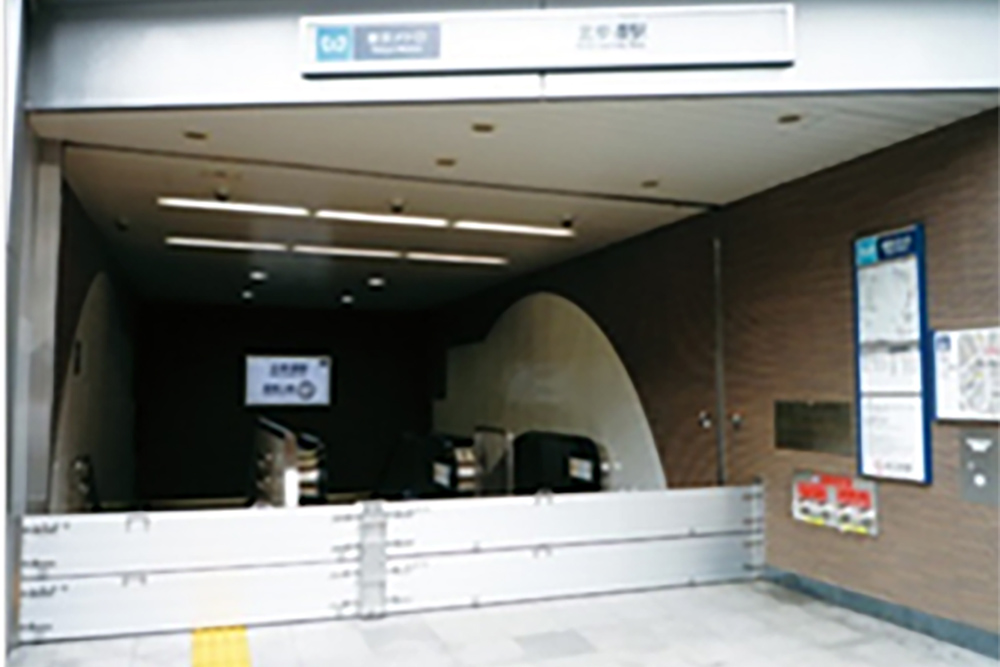 駅出入口に設置した止水板