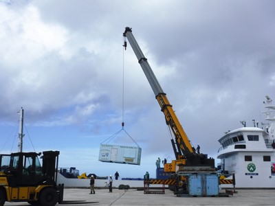 南大東村への可搬型海水淡水化装置設置の様子