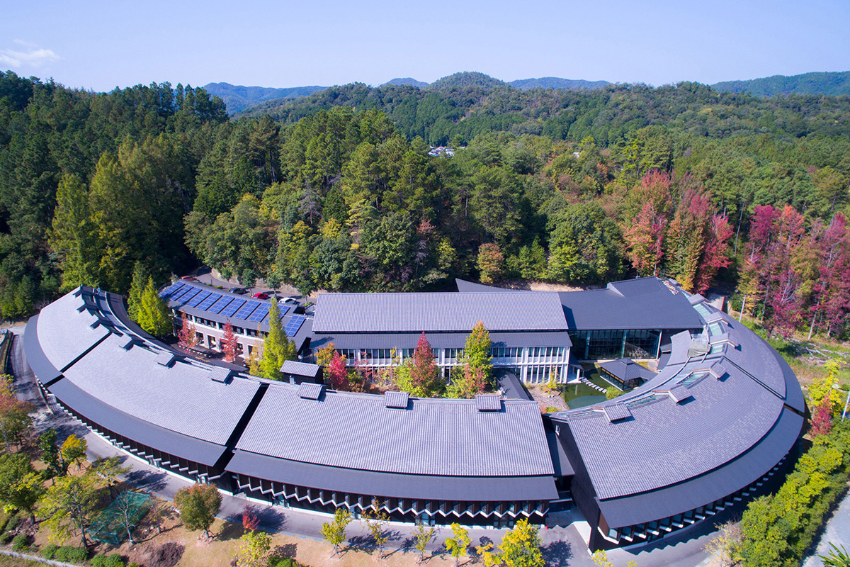 空から撮影した総合地球環境学研究所の写真