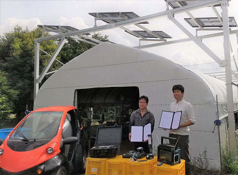Signing a disaster cooperation agreement with the Ohno Neighborhood Association, Ohkido Town, Midori-ku, Chiba City (September 2020).