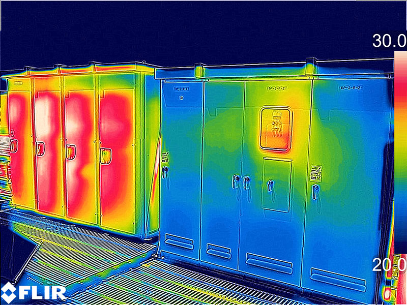 Temperature comparison between a standard distribution board (left) and a SPACECOOL®-installed distribution board (right)