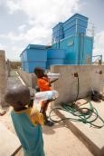 水を飲む子供たち（セネガル）
