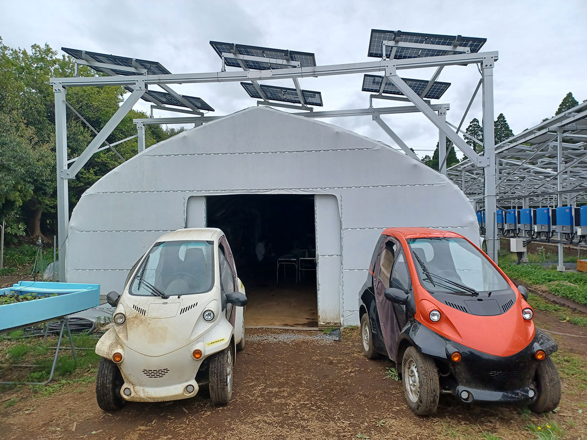 新たに導入された太陽光パネルと超小型電気自動車