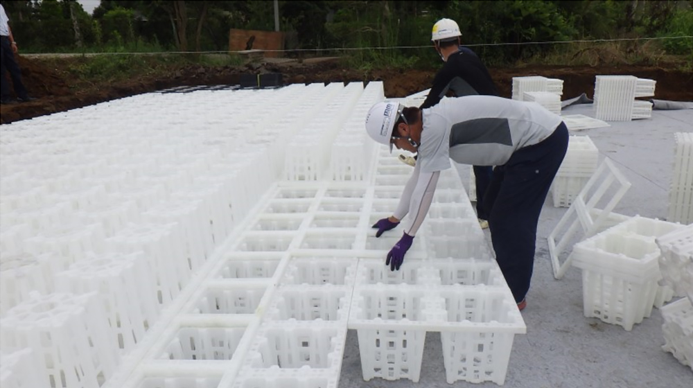 プラスチック製雨水貯留構造体組立時の様子 