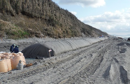 サンドパック「ジオチューブDS」を設置している様子