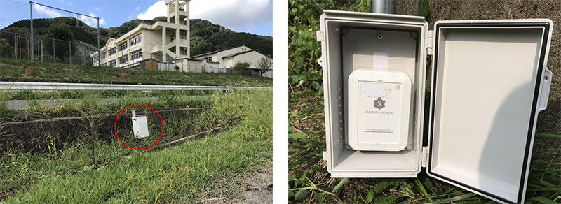 設置例:洪水時早期に冠水するエリアの道路横(地面に金属のポールを打ち込んで設置)