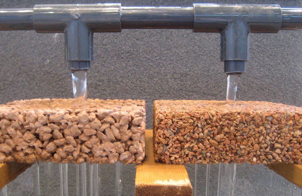 「K-グランド」の透水試験(「K-グランド(C)」と透水性瓦樹脂舗装:「K-グランド(R)」)