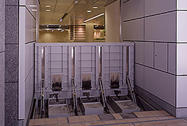 外水氾濫を想定したビル出入り口の止水対策 (※イメージ画像)